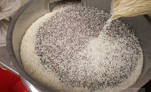 大米在大米丝瓜视频黄片地址上的运动轨迹